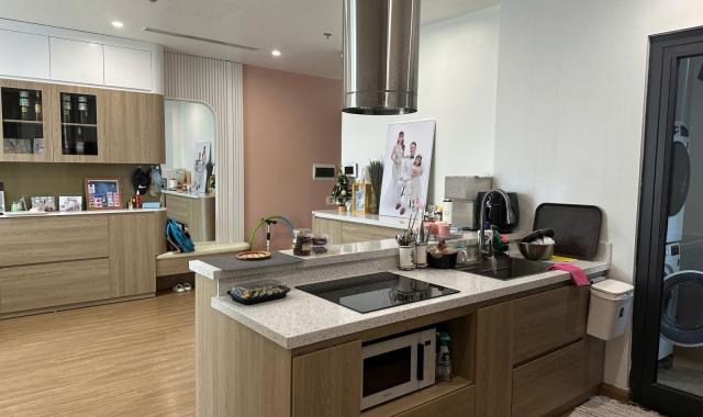 Bán căn hộ 3 phòng ngủ sẵn nội thất, tầng đẹp, hướng thoáng, Vinhomes Sky Lake Phạm Hùng