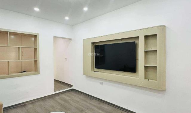 Bán nhà tập thể 60m2 Phương Mai-Đống Đa, 2 ngủ, nội thất đẹp, ô tô cạnh nhà. Giá 2,76 tỷ