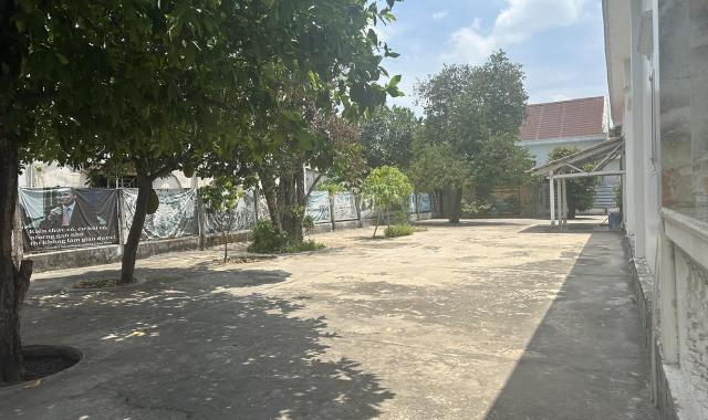 Cấn bán nhà mặt tiền 800 m2 QL 22, Tân PHú Trung Củ chi