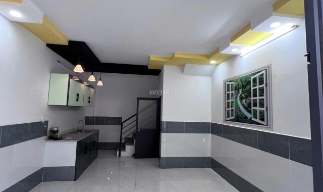 Bán gấp nhà 2 tầng gần chợ Hóc Môn, sổ hồng riêng, giá chỉ 750 triệu, vào ở ngay!