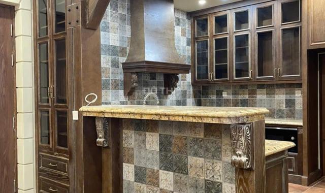 Bạn thân nhờ bán căn 161m2 full NT hoàng gia toà Diamond Residence 25 Lê Văn Lương