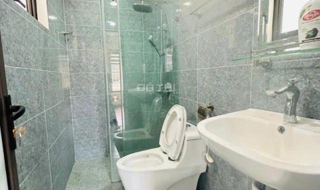 Bán nhà Nguyễn Sơn Long Biên, nhỉnh 8 tỷ, 5 tầng, lô góc, vài bước ra đường ô tô tránh