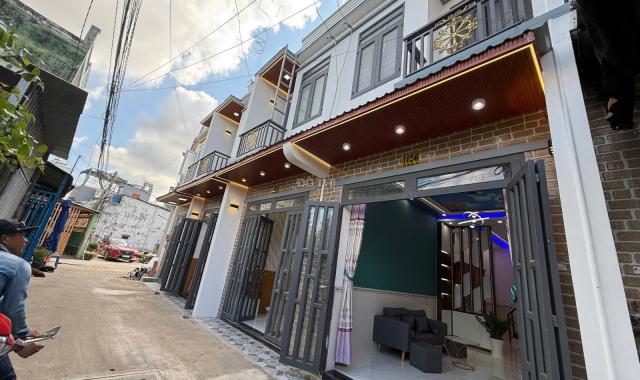 Chính chủ bán Nhà Mới Xây tại Xuân Thới Thượng, hẻm Ô Tô,Tặng nội thất