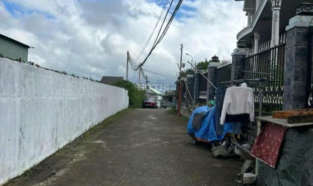 BÁN ĐẤT TẶNG NHÀ XÂY KIÊN CỐ DIỆN TÍCH 294m2 GIÁ CHỈ 3 TỶ 700TR cách chợ Ngô Quyền 1km