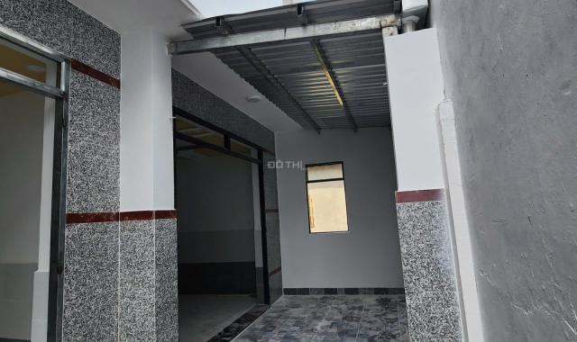 Bán nhà 1 lầu 1 trệt thiết kế đẹp 2 phòng ngủ có ban công và sân đậu xe gần chợ có nước máy