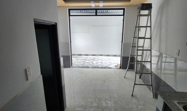 Bán nhà 1 lầu 1 trệt thiết kế đẹp 2 phòng ngủ có ban công và sân đậu xe gần chợ có nước máy