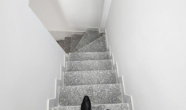 Bán nhà 1 lầu 1 trệt thiết kế đẹp 2 phòng ngủ có ban công và sân đậu xe gần chợ có nước máy