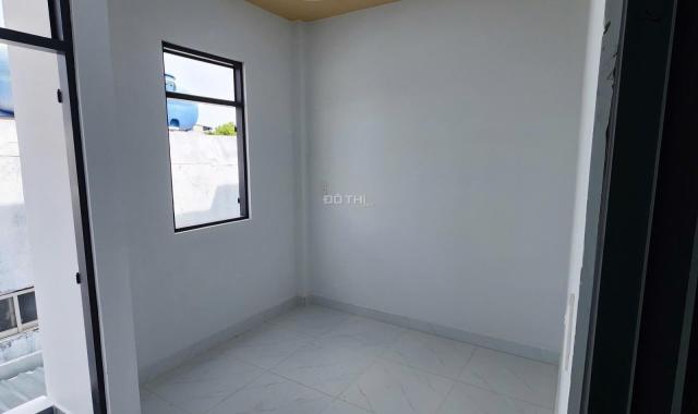 Bán nhà 1 lầu 1 trệt thiết kế đẹp 2 phòng ngủ có ban công và sân đậu xe gần chợ có nước máy