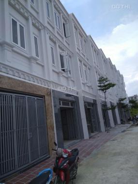 Bán nhà phố 1 trệt, 2 lầu hoàn thiện cơ bản, ngay vòng xoay Phú Hữu, Quận 9. Giá 2.89 tỷ