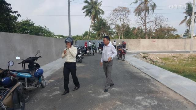 Chính chủ bán đất ngay ngã tư Bình Phước, giá 15 tr/m2. LH: 0906338387