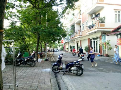 Bán nhà mặt Hồ Tây, đường Yên Hoa, gần khách sạn Thắng Lợi, giá rẻ