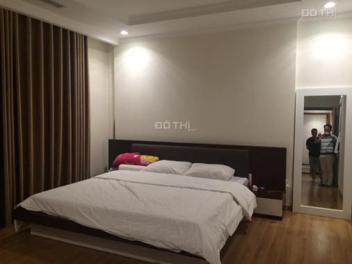 Cho thuê căn góc 138m2, tầng 19 chung cư Vinhomes Nguyễn Chí Thanh, đủ nội thất. LHTT: 0852891080