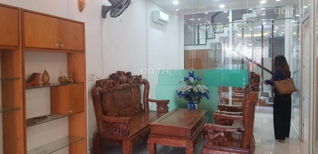 Nhà 3 tầng ốp gỗ tự nhiên, kiệt 5m Hoàng Văn Thụ, bán giá rẻ LH 0913300367