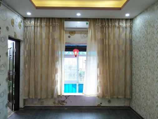 Bán gấp căn hộ tập thể mặt hồ Quỳnh, 55m2, view hồ Quỳnh, ô tô đỗ chân cầu thang, giá 1.5 tỷ