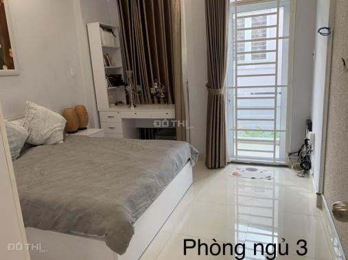 Bán nhà 3 lầu, tặng nội thất đường Nguyễn Thần Hiến, Quận 4