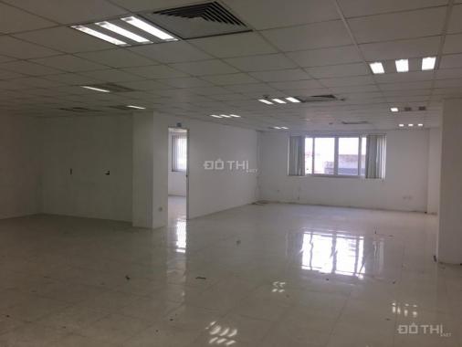 CC cho thuê gấp văn phòng 40m2 phố Nguyễn Du, Yết Kiêu, Q. Hoàn Kiếm, hầm để xe, sàn trải thảm