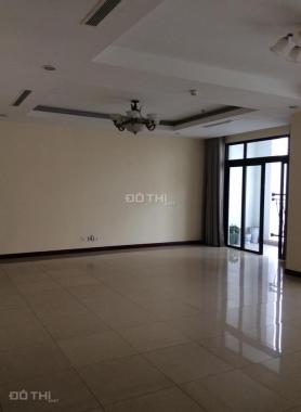 Cho thuê căn hộ chung cư Royal City - Thanh Xuân, 136m2. 3 PN sáng, nội thất cơ bản, giá 20 tr/th