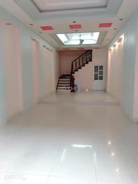 Cho thuê nhà riêng 4 tầng Thạch Bàn, Long Biên, 70m2/sàn, giá: 8 triệu/tháng. LH: 0984.373.362