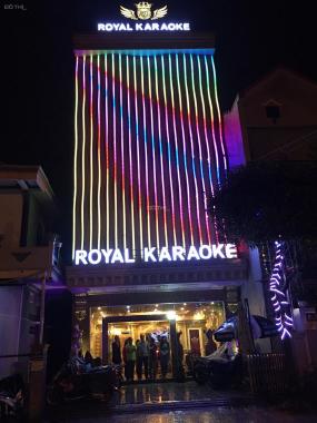 Bán nhà mặt phố Huế, hiện đang kinh doanh quán karaoke Royal 6 tầng, diện tích 212m2