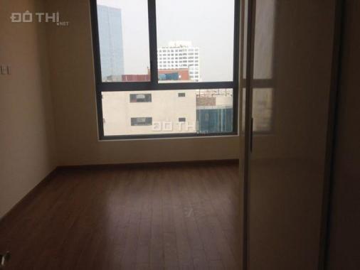 Cho thuê căn hộ chung cư R2 Royal City, Thanh Xuân, 90m2. 2 PN sáng, nội thất cơ bản, view bể bơi