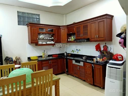 Nhỉnh 3 tỷ + nhà đẹp phân lô vip Hoàng Cầu + 40m2, 4 phòng ngủ rộng, ba gác đỗ cửa