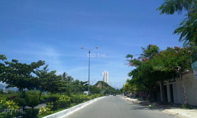 Bán đất thổ cư Nha Trang, đường Phạm Văn Đồng, ngay bờ biển, 75 m2, giá 3.4 tỷ