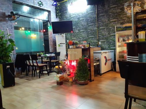 Sang nhượng quán cafe bóng đá karaoke DT 60 m2 ba mặt tiền 4 m + 4 m + 10 m vỉa hè rộng phố Lê Lai