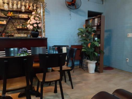 Sang nhượng quán cafe bóng đá karaoke DT 60 m2 ba mặt tiền 4 m + 4 m + 10 m vỉa hè rộng phố Lê Lai