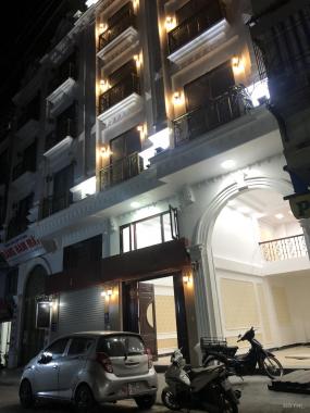 Chính chủ bán tòa nhà 8 tầng gần bệnh viện Thanh Nhàn, vỉa hè rộng, tiện kinh doanh, ô tô vào