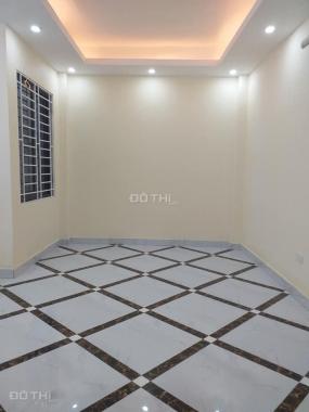 Nhỉnh 2 tỷ, 5 tầng mới ở ngay, 40m2 Trương Định, ngõ thông, thoáng