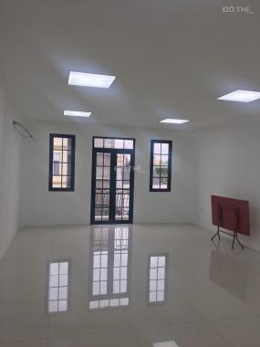 Cho thuê nhà liền kề tại KĐT Yên Hòa. DT: 80 m2 * 5 tầng, MT: 5m, ngõ ô tô, thang máy