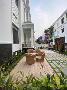 Cho thuê villa Vinhomes tân cảng, Q1 300m2 có sân 230tr/th (bao thuế vat và phí)