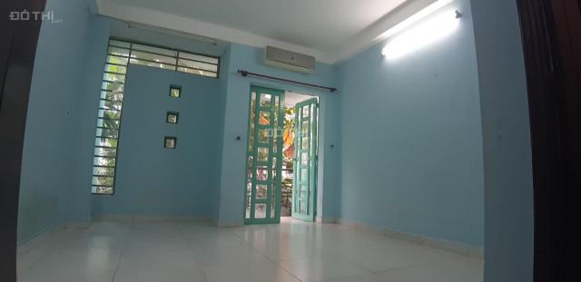 Cho thuê phòng gần ngã tư Quang Trung - Phạm Văn Chiêu, 25 m2, có máy lạnh, ban công, 3 tr/tháng
