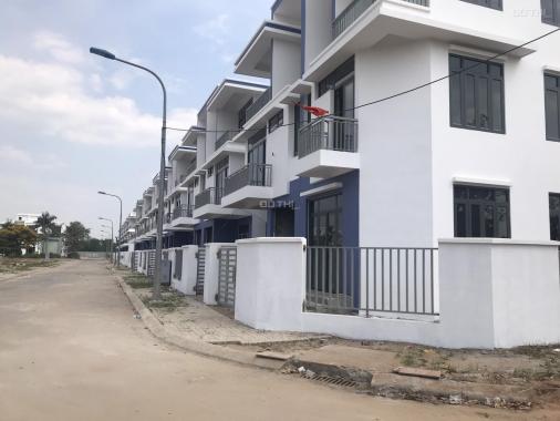 Nhà phố xây sẵn 1 trệt 2 lầu 1 áp mái ngay mặt tiền Lã Xuân Oai và Nguyễn Duy Trinh, Q9