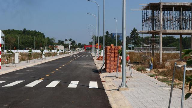 Đất gần chợ Vĩnh Tân, nằm mặt tiền ĐT 742, hạ tầng hoàn thiện có thể xây ở ngay. LH: 0967 850 799