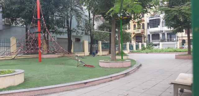 Bán nhà khu vip Hoàng Quốc Việt, lô góc 3 mặt thoáng, view công viên 58m2, giá chỉ 9.5 tỷ