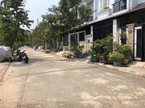 Chính chủ cần bán gấp căn nhà phố 5x15=75m2 trệt 2 lầu trong khu dân cư gần chợ Đại Hải, Hóc Môn