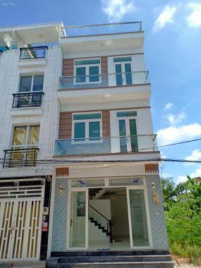 Tôi bán gấp căn nhà tại 1979 Huỳnh Tấn Phát ngay UBND thị trấn Nhà Bè, sổ riêng 2 lầu, sân thượng