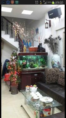 Cho thuê nhà phố Nguyễn Chính, Tân Mai, cách hồ 10m, DT 32m2, 4 tầng, full nội thất, giá 7tr/th