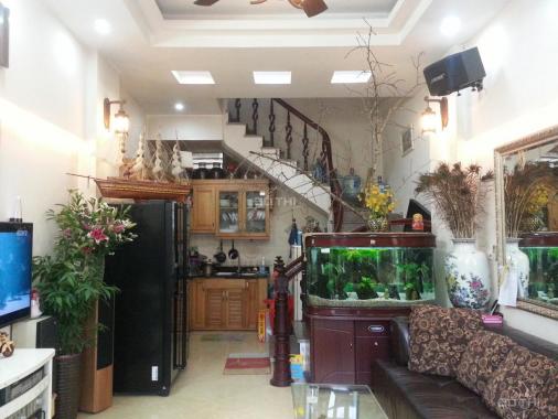 Cho thuê nhà phố Nguyễn Chính, Tân Mai, cách hồ 10m, DT 32m2, 4 tầng, full nội thất, giá 7tr/th
