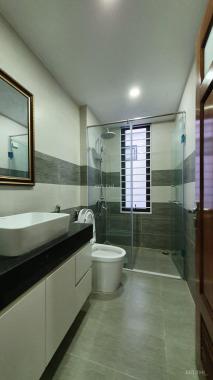 Bán nhà Võ Chí Công, Hoàng Quốc Việt, 30m2 x 5 tầng, 3PN, 4WC 3,2 tỷ. LH 0983916709