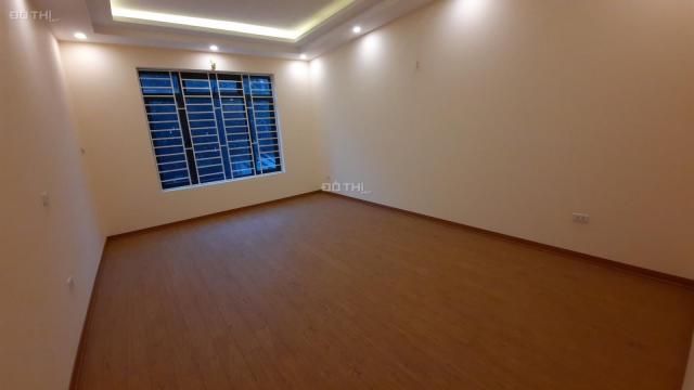 Cho thuê nhà phố Nguyễn Chính Tân Mai, cách hồ 10m, DT 32m2, 4 tầng, full nội thất, 7.5 tr/th