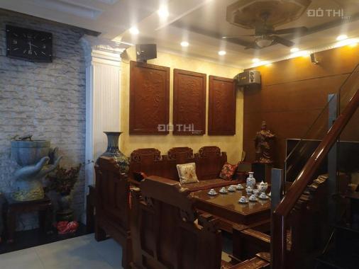 Cho thuê nhà 4 tầng full đồ Gia Quất, Thượng Thanh. 120m2, có sân