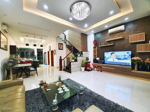 Bán căn nhà Phố Đông Village, DT 6x20m, hướng Tây Bắc, full nội thất cao cấp, giá 9 tỷ