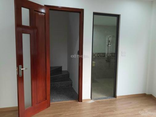 Bán nhà 2 mặt ngõ thoáng - Cự Khối 30m2, 5T, ngõ trước nhà 3,8m, 2,05 tỷ, cách cầu Vĩnh Tuy 2,5km