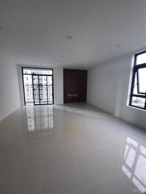 Cho thuê căn studio 32m2, có ban công riêng, giá 6.5 triệu/tháng, bao phí quản lý 1 năm