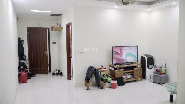 Bán căn hộ 2 phòng ngủ, 63m2 chung cư VP6 Linh Đàm giá 900tr. LH: 0936686295