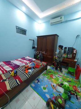 Bán nhà Q. Thanh Xuân 35m2, ngõ ba gác tránh 3 phòng ngủ tặng nội thất, nhỉnh 2 tỷ