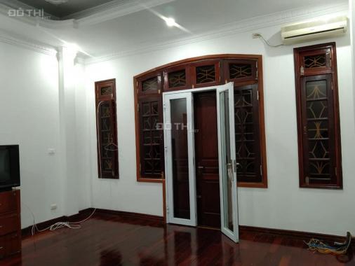 Hiếm! Nhà đẹp phân lô - ô tô - vỉa hè - tại phố Trần Quốc Hoàn: 56m2, 5T chỉ 9.5 tỷ