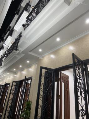 Bán nhà ngõ 8 Bùi Ngọc Dương Hai Bà Trưng 38m2 xây 5 tầng giá 4,3 tỷ ô tô đỗ cổng